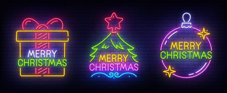 Rótulos luminosos de neón con motivos navideños y el mensaje Merry Christmas