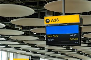 Panel informativo de vuelos en la terminal de un aeropuerto
