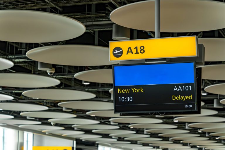 Panel informativo de vuelos en la terminal de un aeropuerto