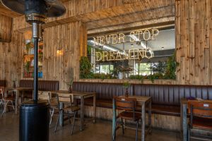 Interior de restaurante con rotulación decorativa sobre revestimiento de madera
