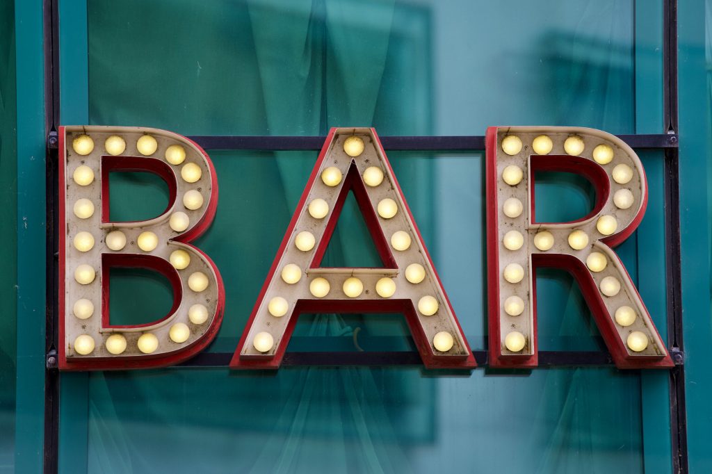 Rótulo corpóreo con la palabra Bar formado por bombillas