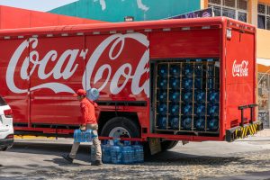 Camión de reparto de Coca-Cola rotulado durante una entrega