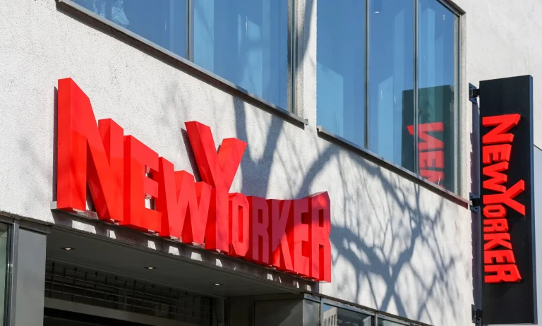 Rótulos corpóreos de New Yorker en la fachada del establecimiento