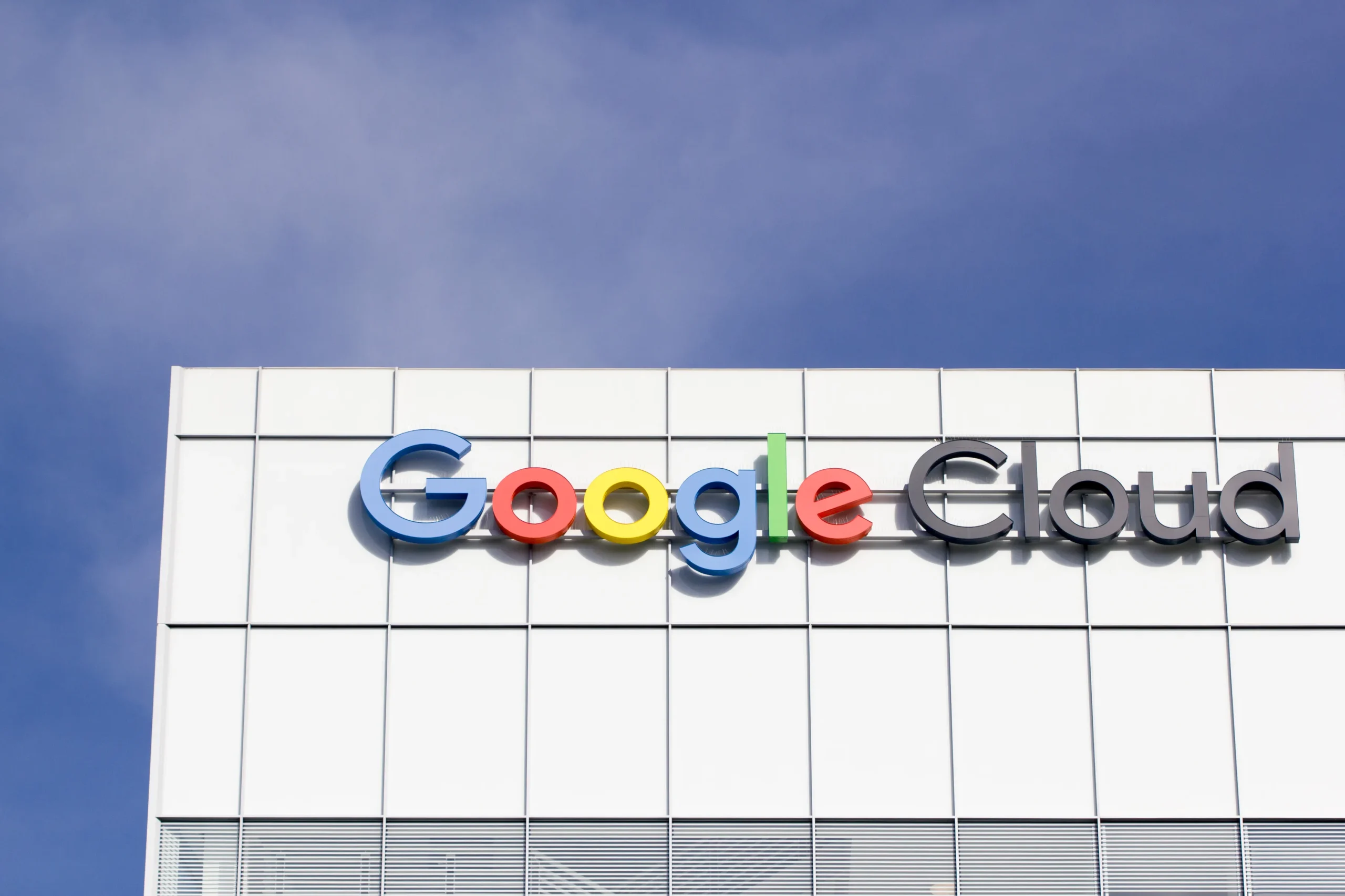 Rótulo corpóreo de Google Cloud en la fachada de un edificio