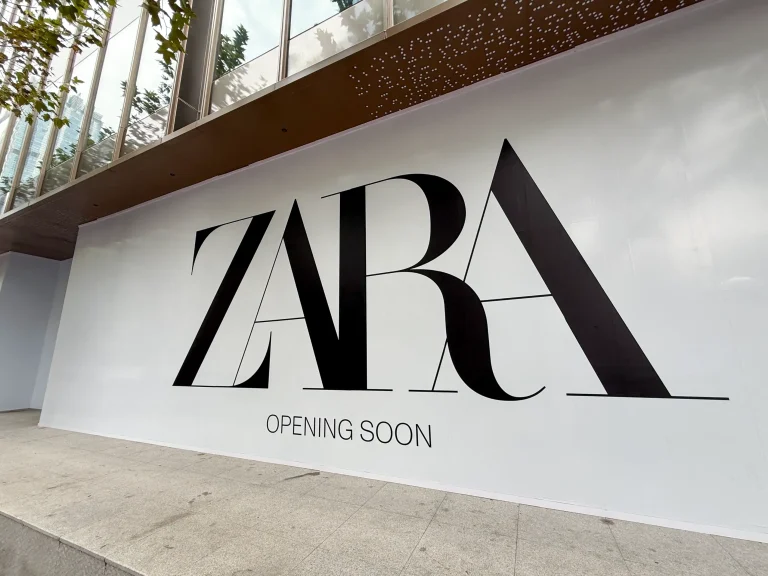 Valla de obra con el rótulo Zara opening soon