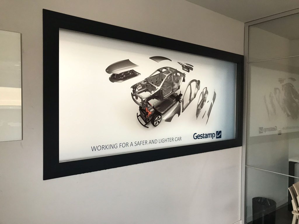 Cuadro enmarcado con una gráfica corporativa en una oficina