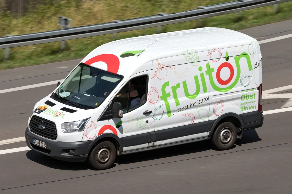 Furgoneta rotulada circulando por una carretera