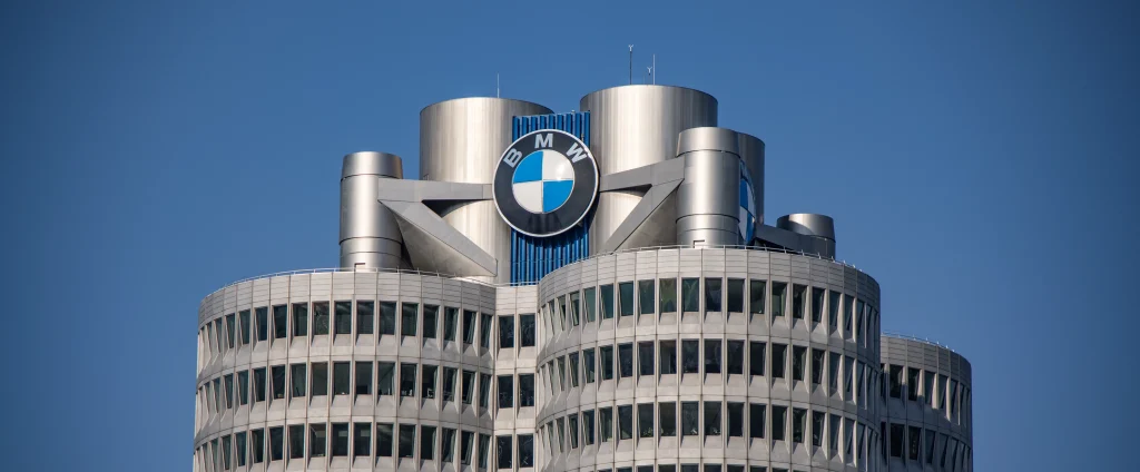 Edificio corporativo de BMW con el logotipo en la fachada