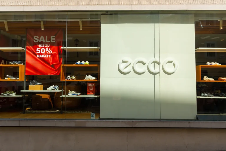 Escaparate de Ecco con el rótulo corporativo y carteles de rebajas