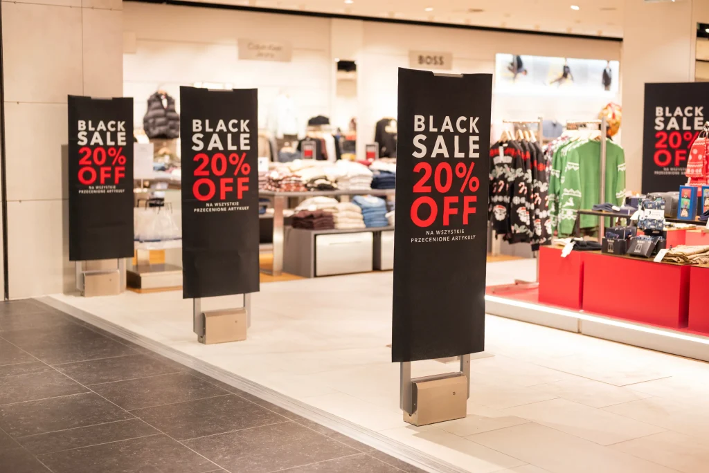 Interior de tienda con carteles de rebajas de Black Friday