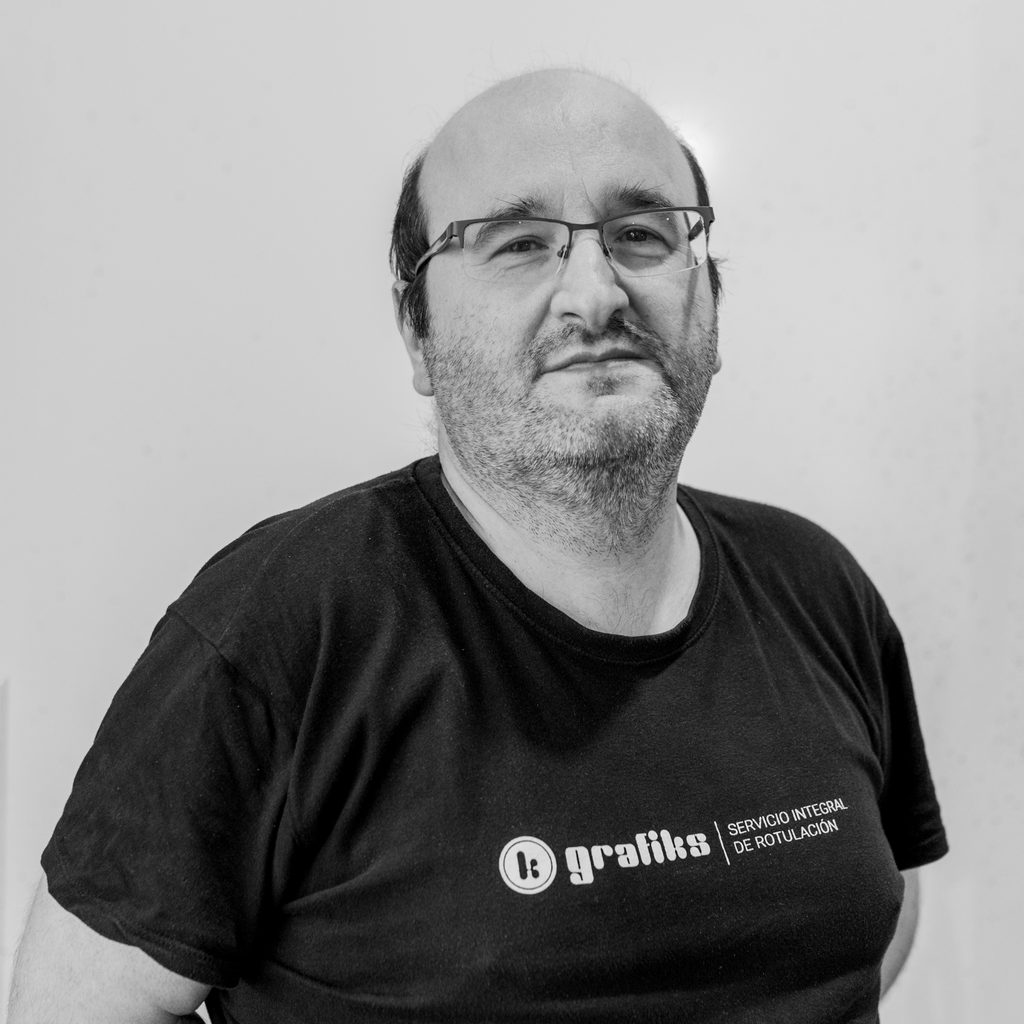 Black and white portrait of Gabriel Villena, from the Grafiks workshop