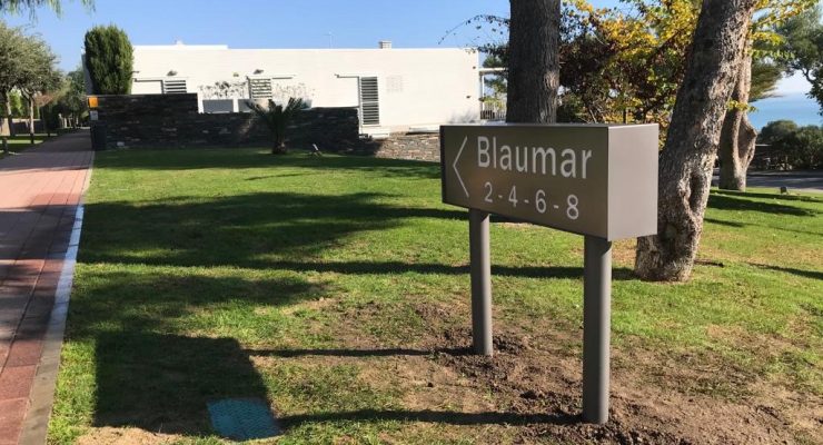Tótem señalizador de Blaumar instalado en una zona ajardinada