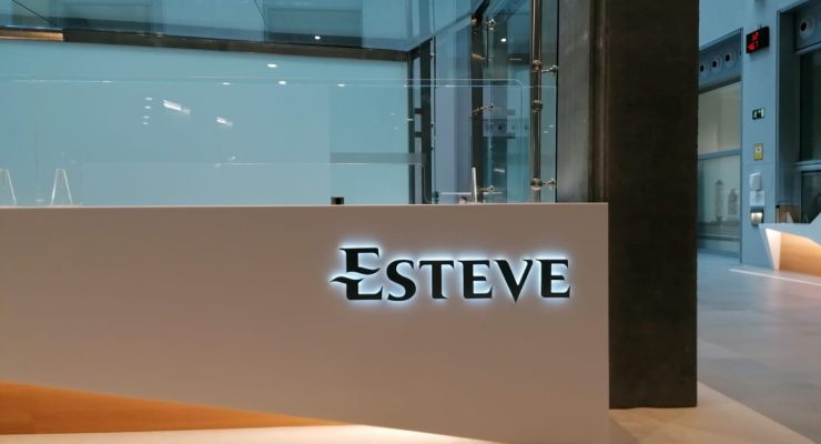 Logotipo de Esteve en el mostrador de recepción de sus oficinas