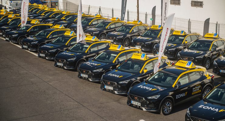 Flota de vehículos corporativos rotulados alineados en un aparcamiento