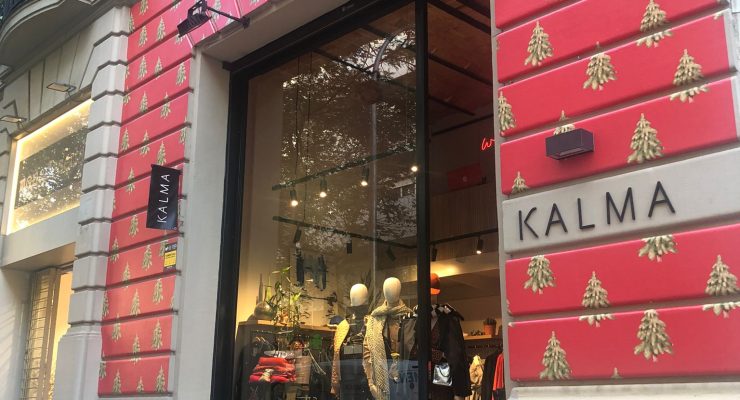 Fachada de la tienda Kalma decorada con vinilos