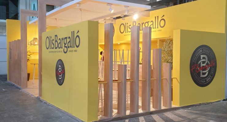 Stand modular rotulado montado en un recinto ferial