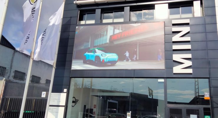 Fachada del concesionario MINI Barcelona Premium con rotulación corporativa