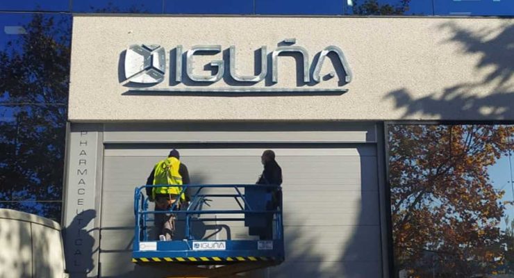 Instalación del rótulo de Iguna con plataforma elevadora