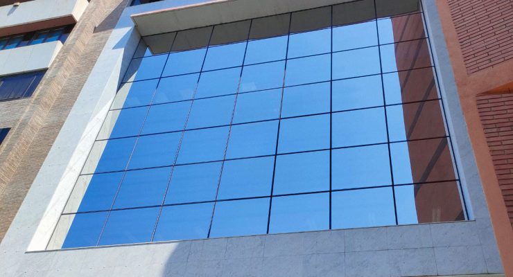 Lámina solar aplicada en la fachada acristalada del edificio de FIATC